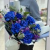 7 пышных синих роз с маттиолой